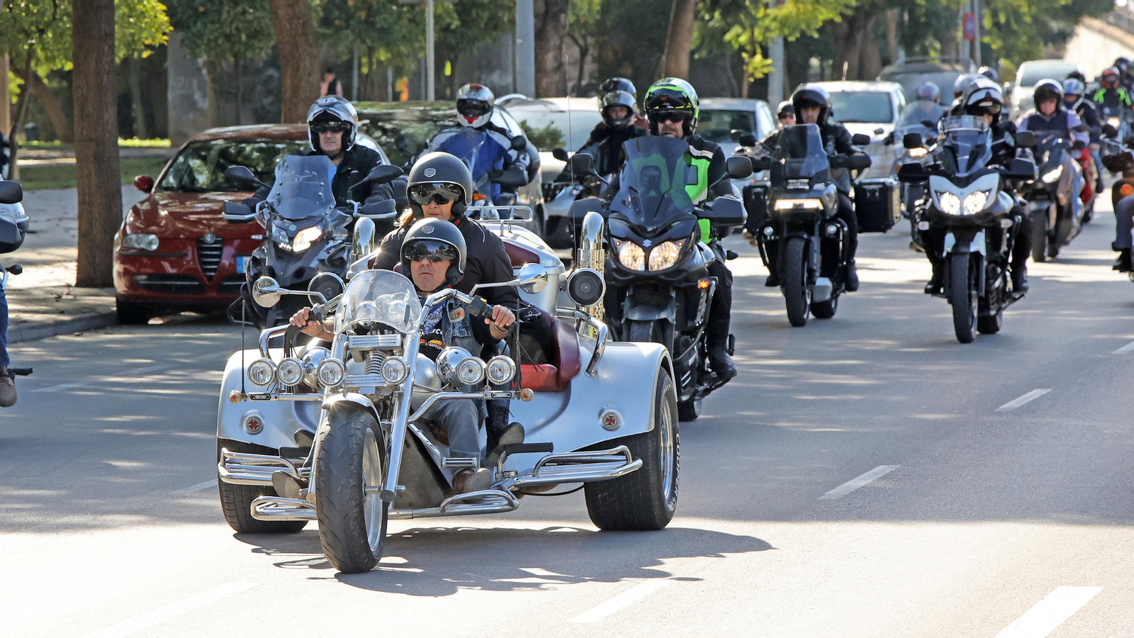 La Gran Caravana Motera Solidaria se pasea por Jerez