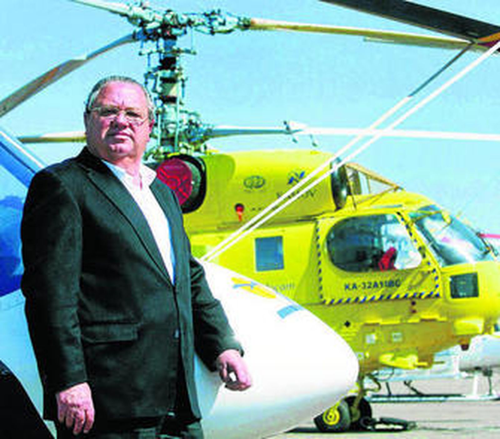 El presidente de Faasa, Miguel Ángel Tamarit, junto a varias aeronaves de la compañía.