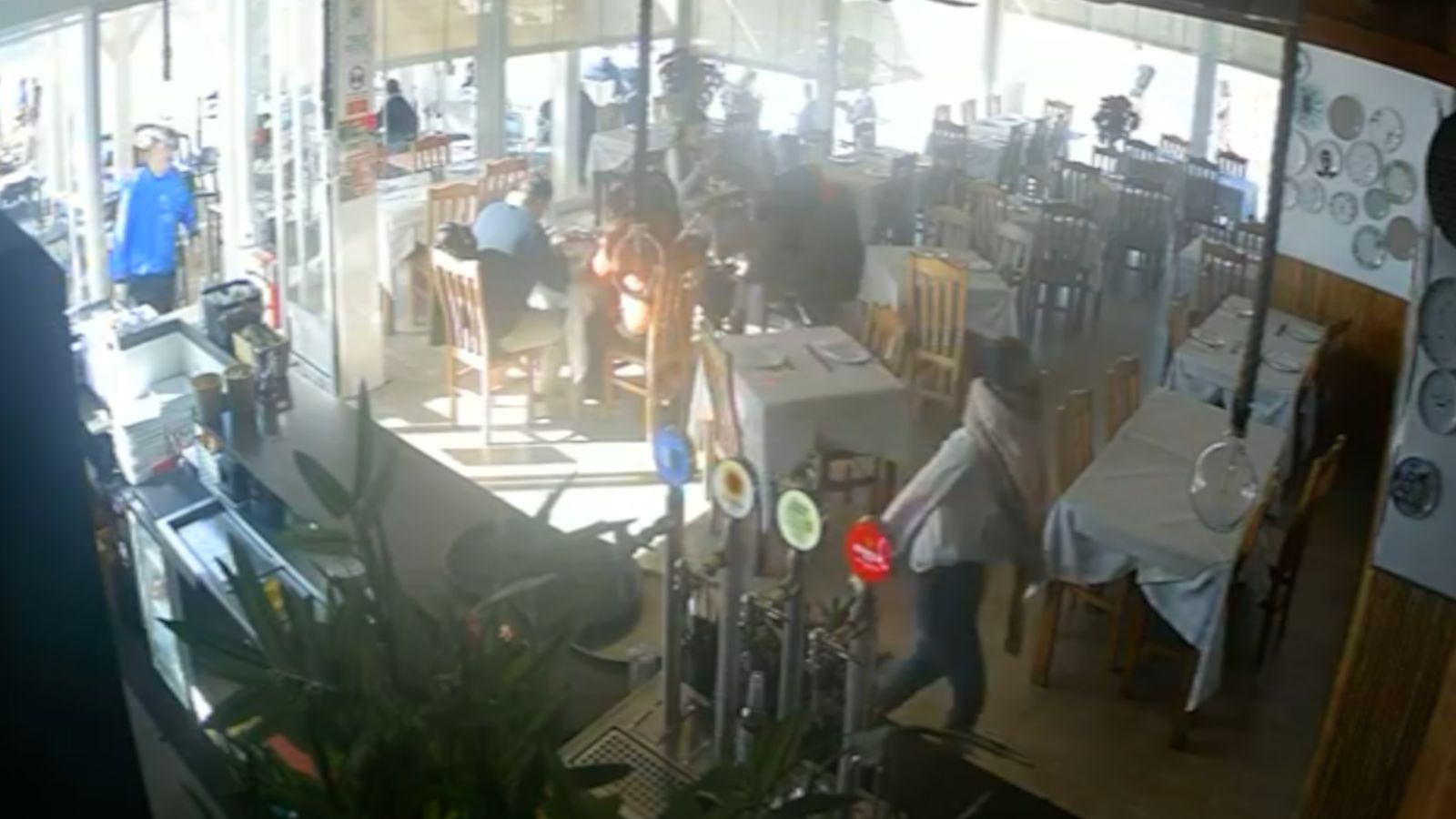 Uno de los robos fue captado por la cámara de seguridad de este bar.