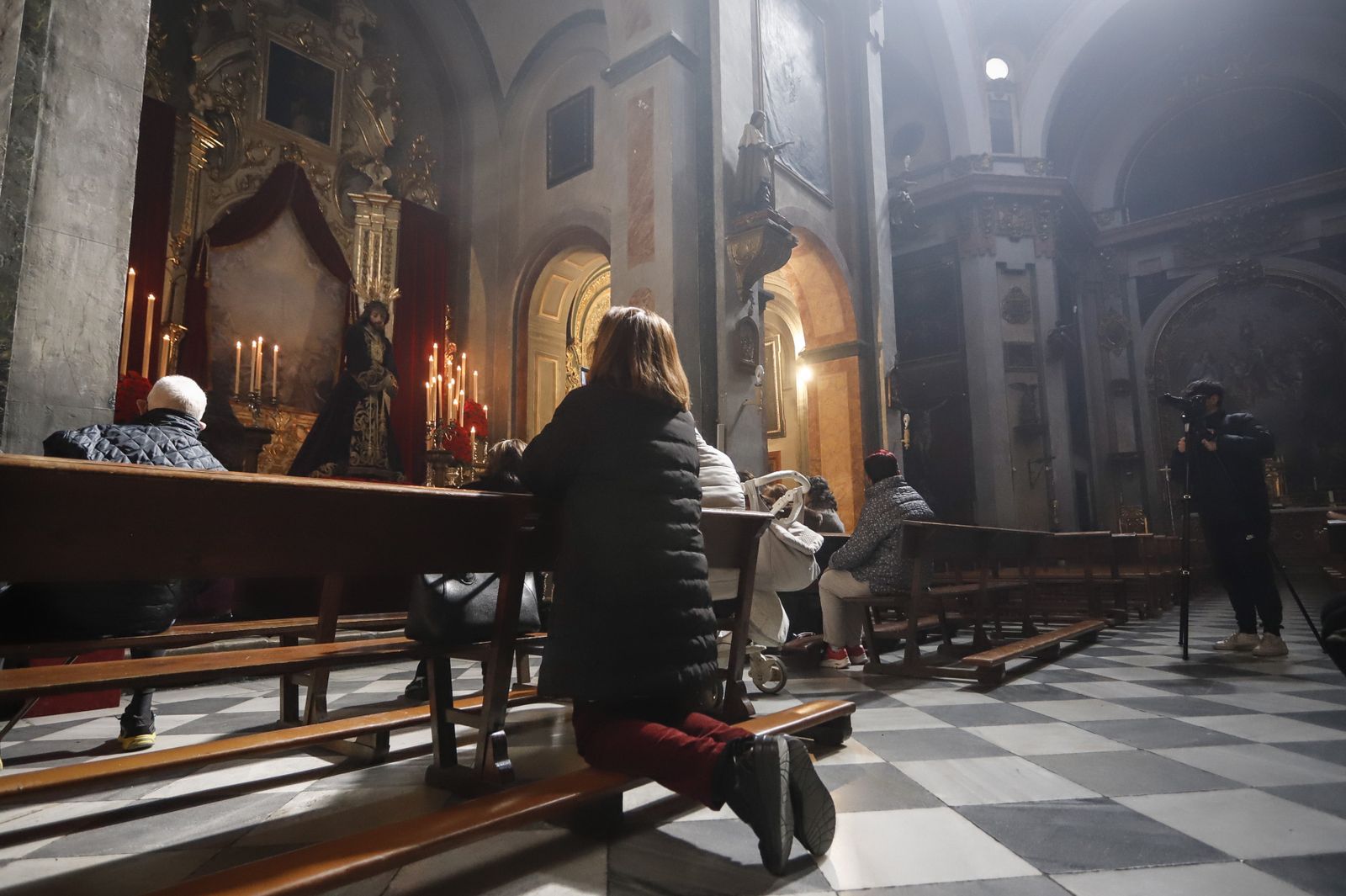 Besapiés a Jesús del Rescate en el primer viernes de Cuaresma