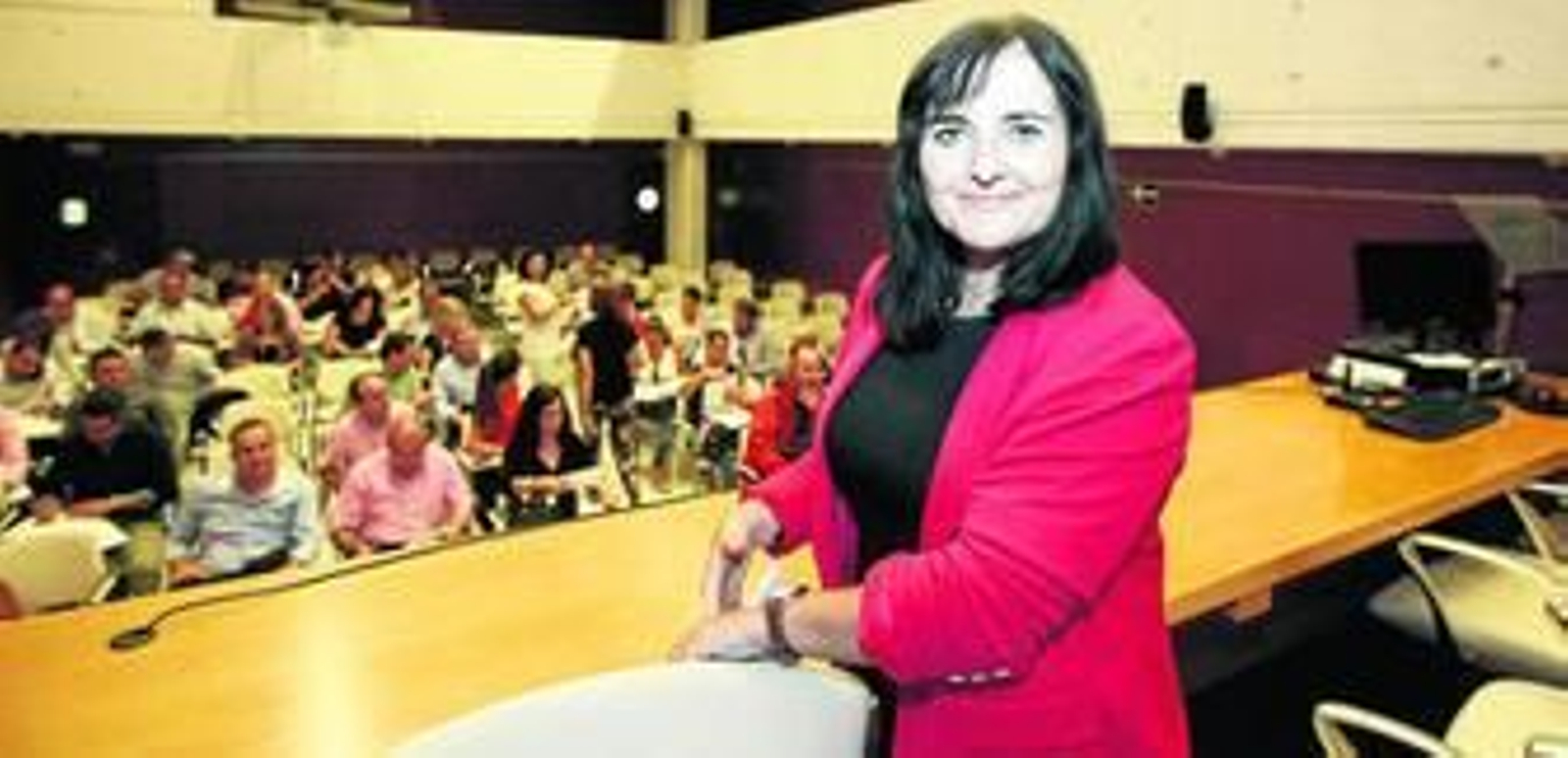 La delegada de Educación de la Junta en el acto de renovación de los convenios con las guarderías municipales.