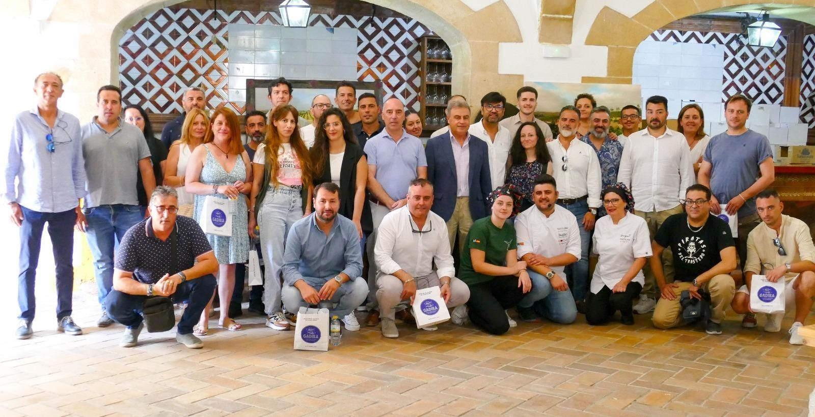 Asistentes a la masterclass y el menú maridaje de Hugo Ruiz en la sede de la Sociedad Jerezana del Vino.