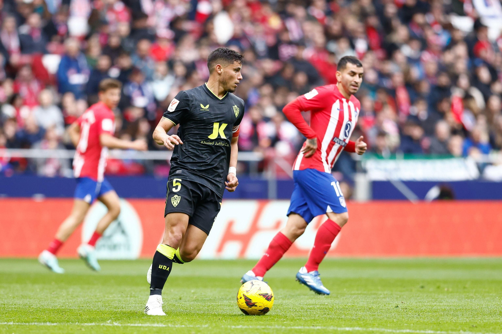 Lucas Robertone, con el esférico en posesión en el Metropolitano.