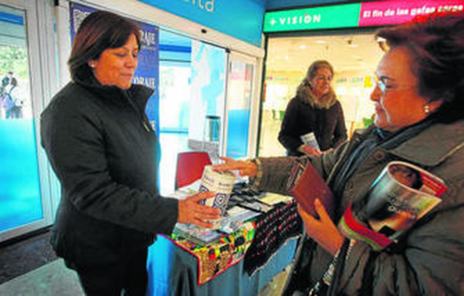 El puesto informativo montado ayer por Madre Coraje en Carrefour Norte.