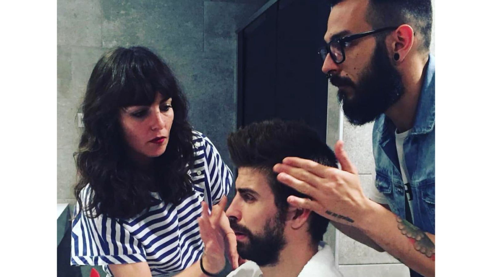 Juan Begara peina a Gerard Piqué.