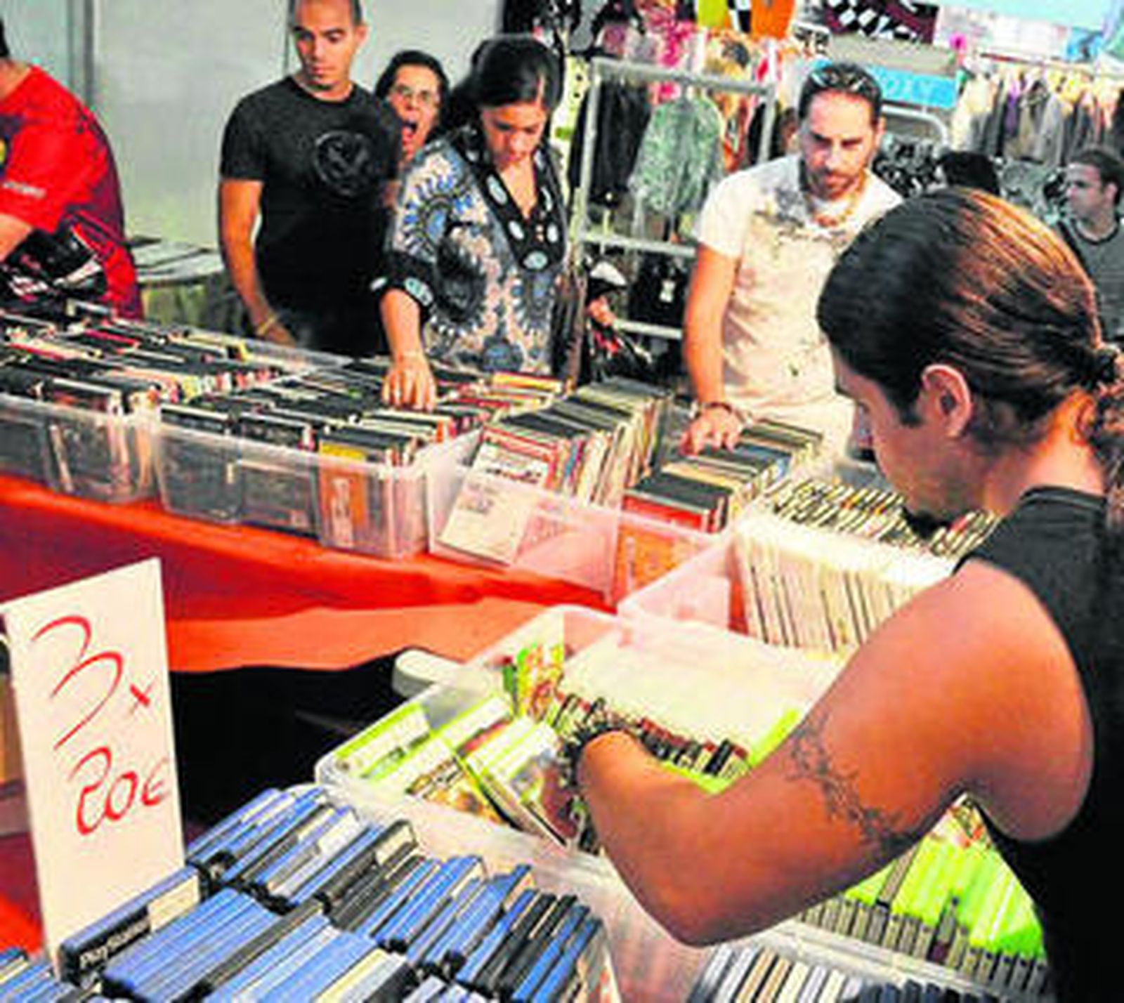 Un joven se interesa ayer por videojuegos en la Feria Outlet.