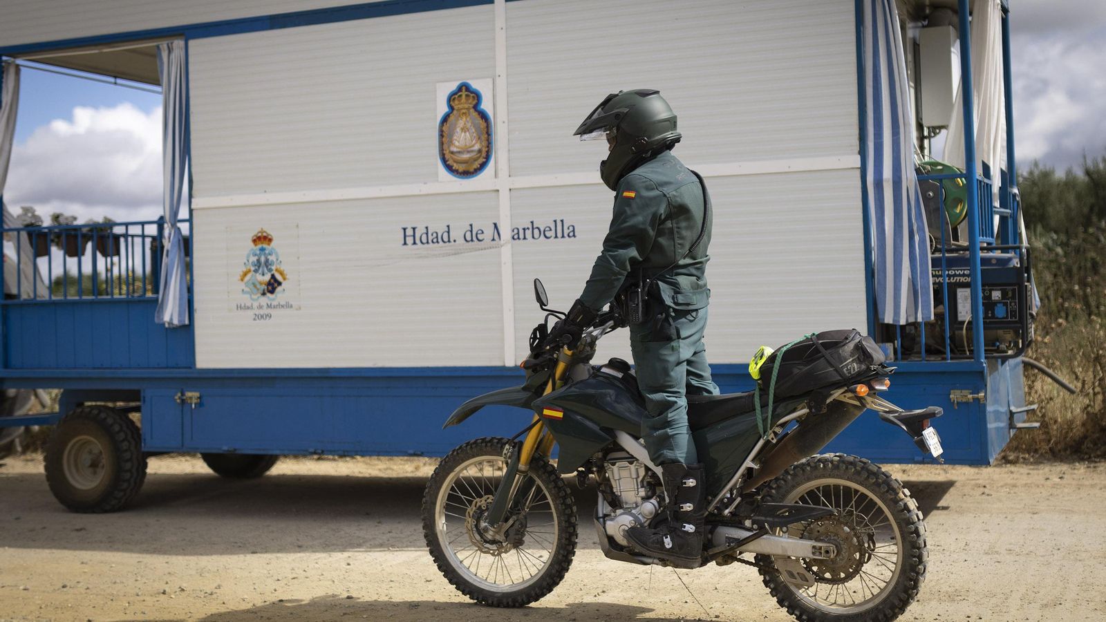 Un agente del Seprona acompaña a la hermandad de Marbella tras cruzar el Quema.