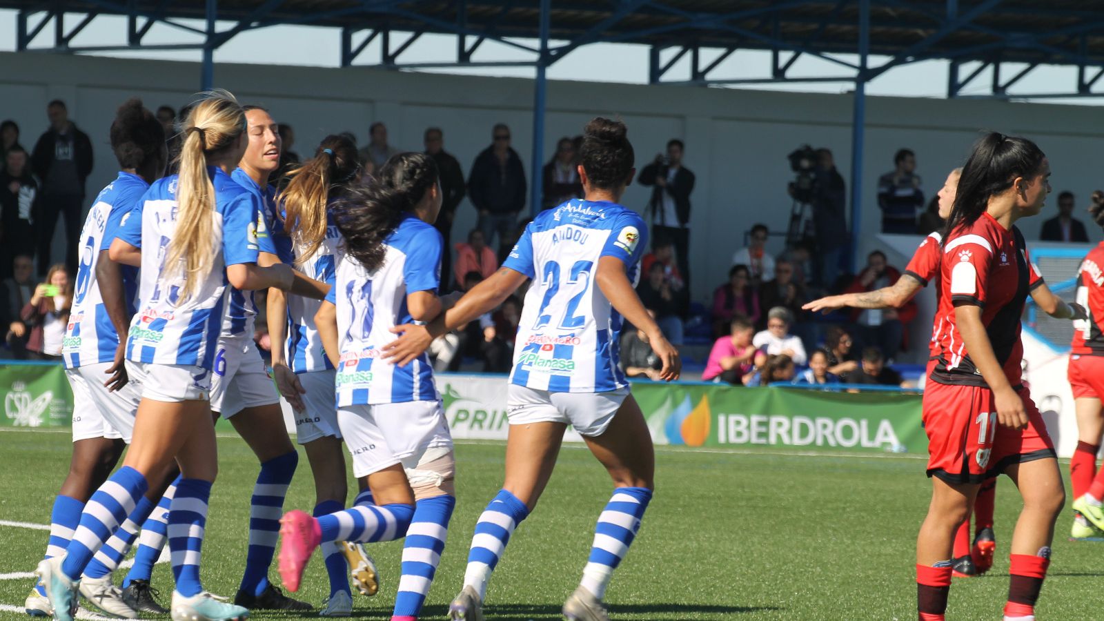 Las jugadoras del Sporting celebran el gol.