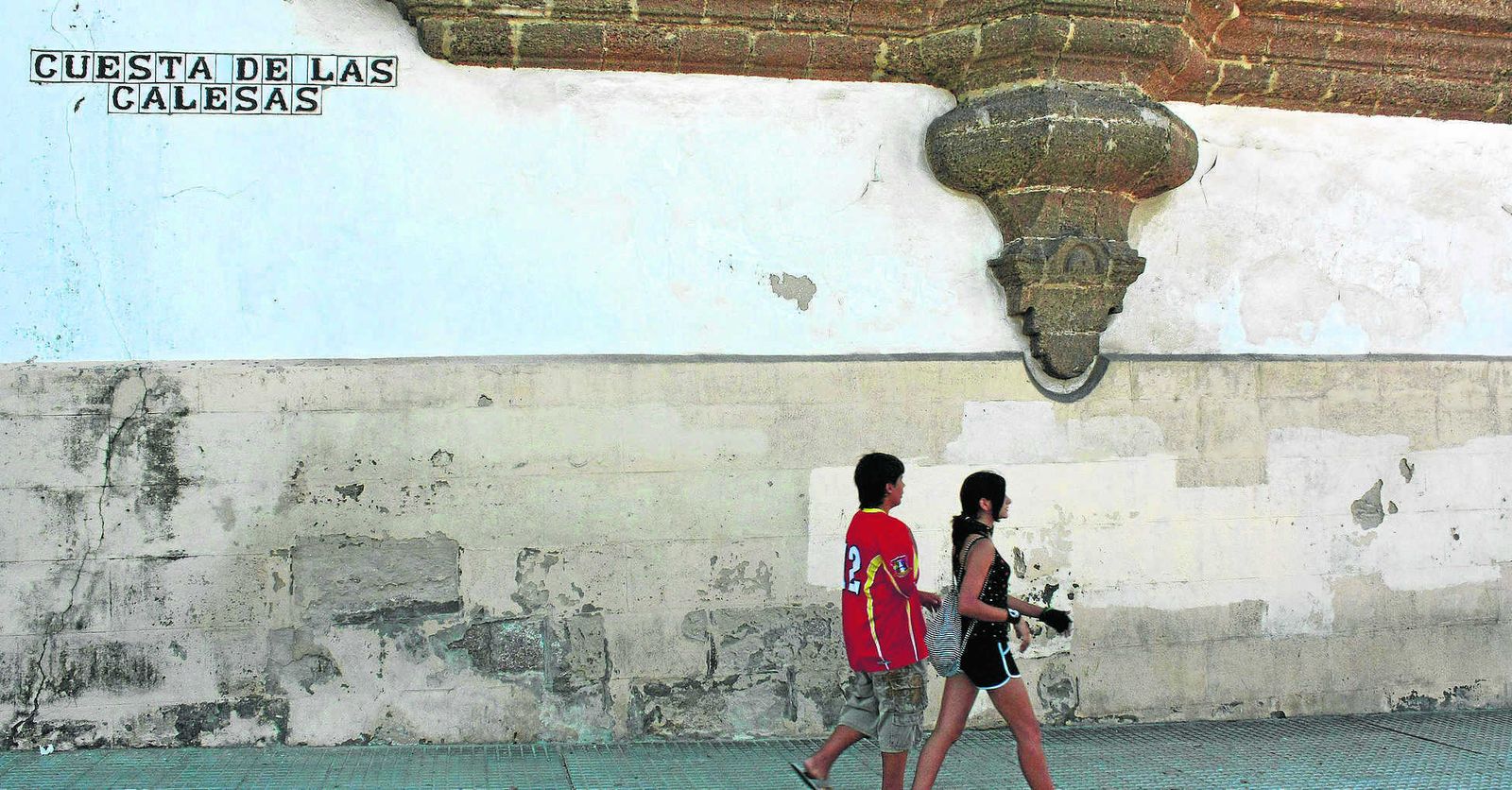 Imágenes de cien años de cambios en la Cuesta de las Calesas de Cádiz