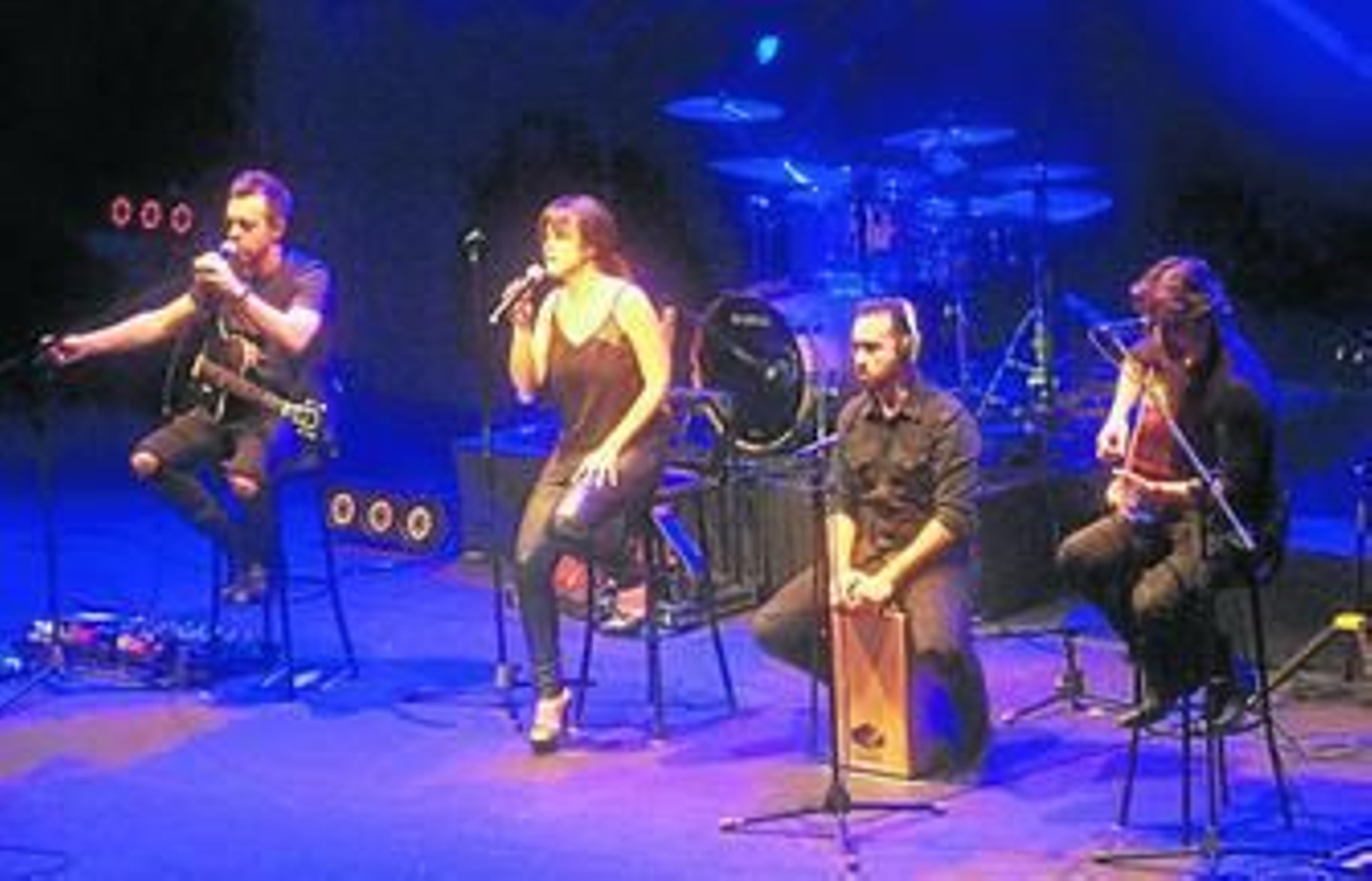 Vanesa Martín acompañada de parte de su banda durante el concierto ofrecido en el Teatro Auditorio.