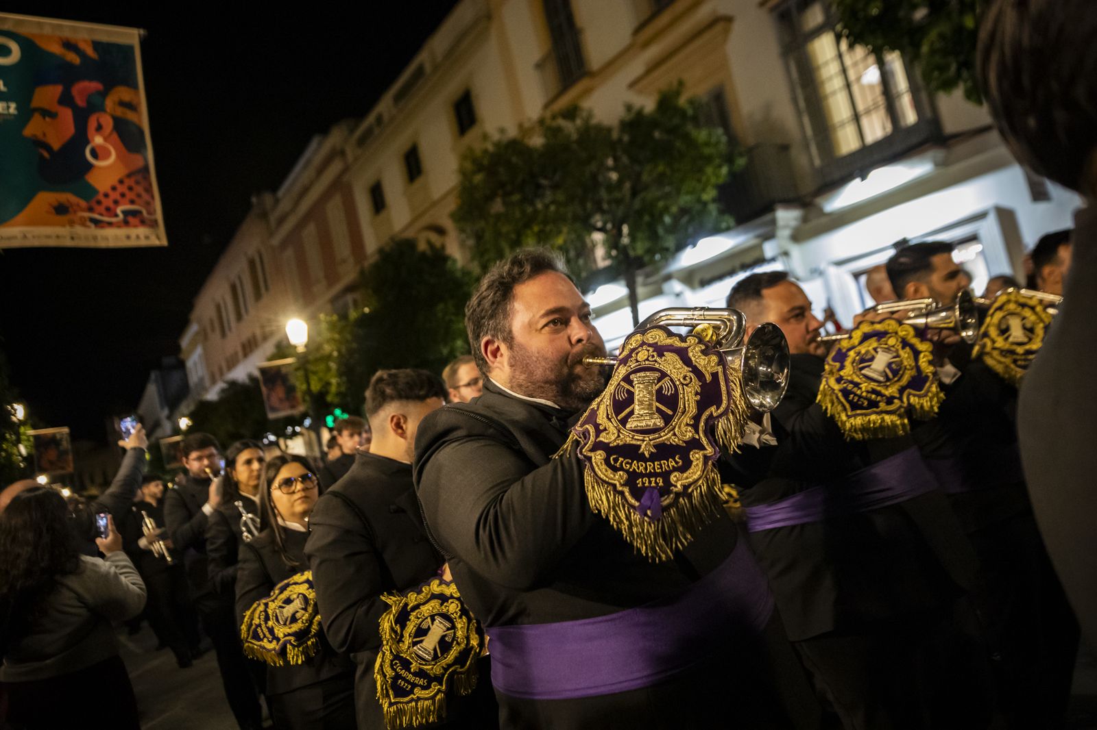 Multitudinario pasacalles de la Banda de las Cigarreras por el centro de Jerez