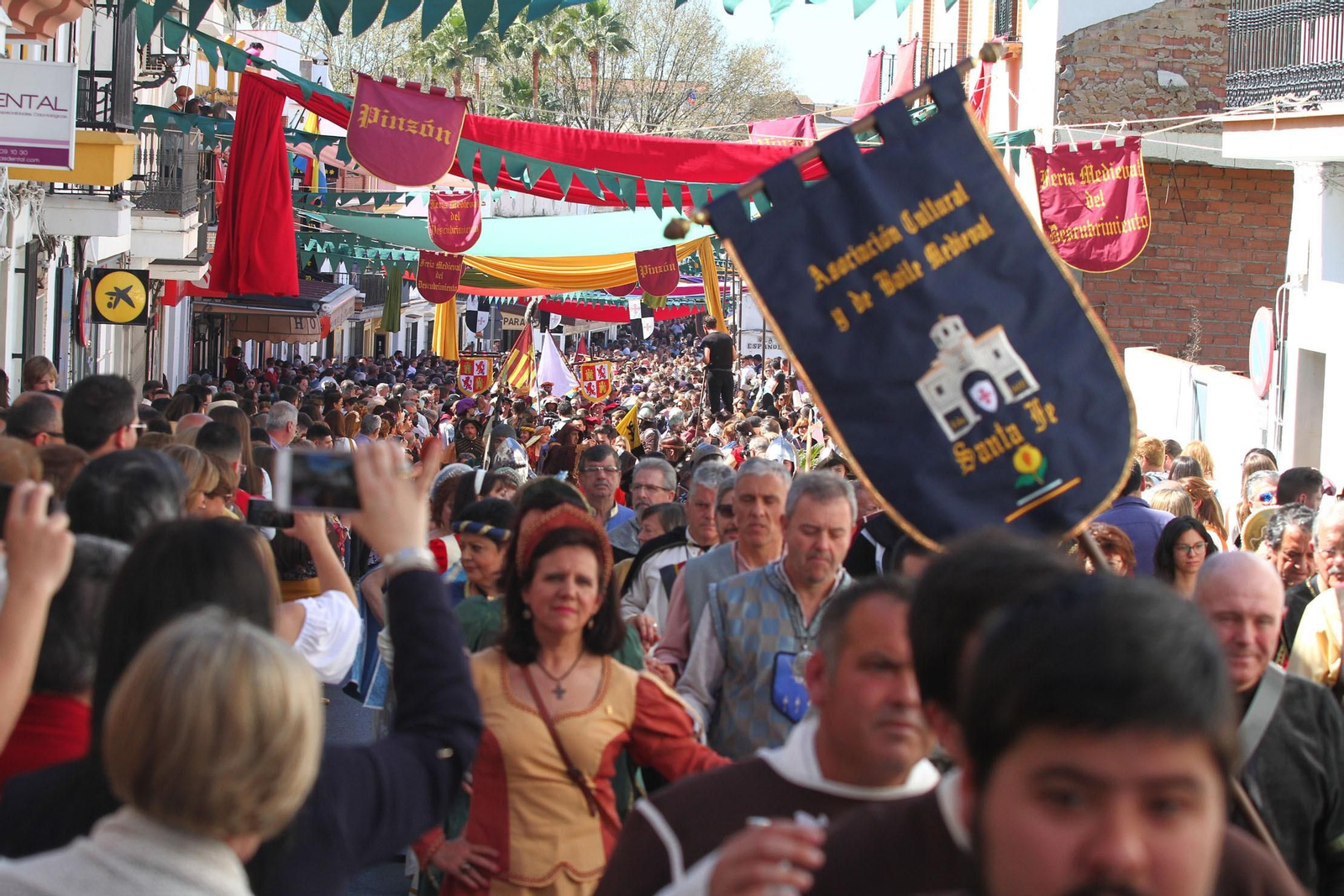 Imágenes del desfile de la XIX Feria Medieval del Descubrimiento, en Palos de la Frontera
