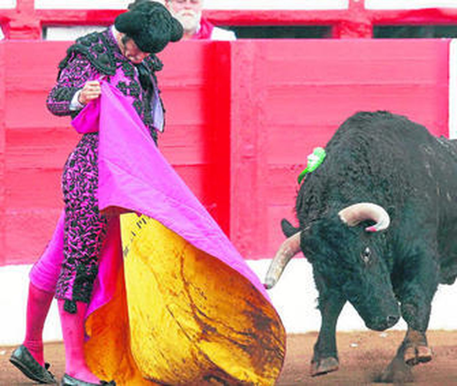 Morante de la Puebla, en una verónica al segundo toro de su lote en la plaza de Santander.