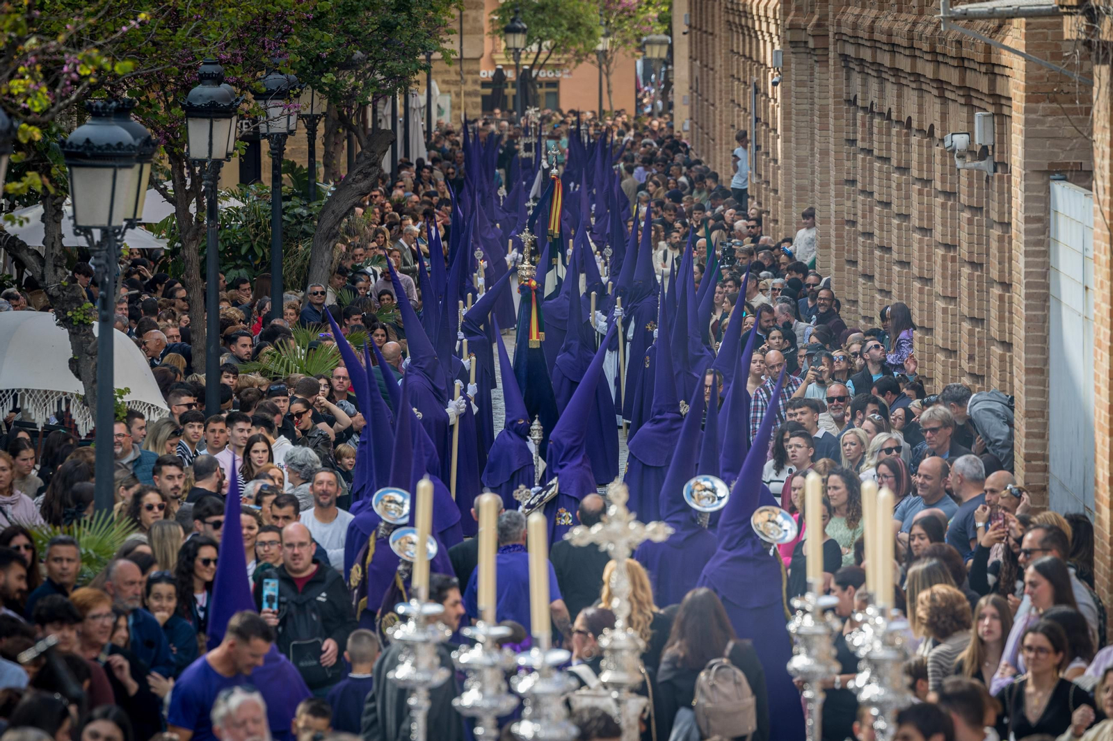 Imágenes de la salida de Cigarreras en la Semana Santa de Cádiz 2025