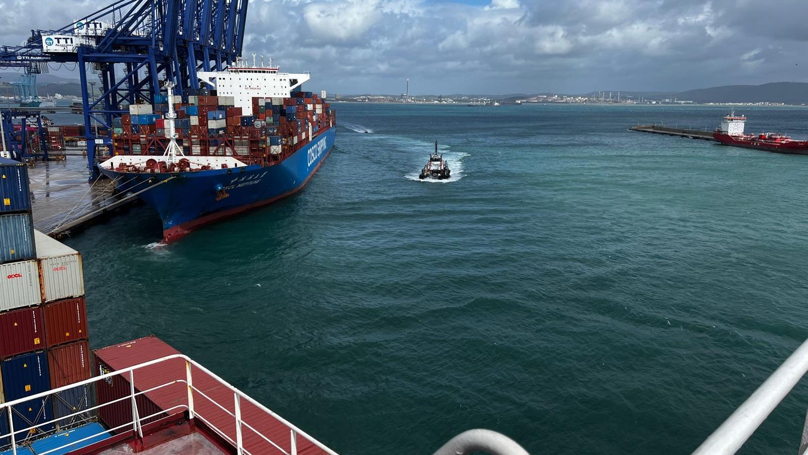 El trabajo de los remolcadores fue brillante y resultó crucial para el buen resultado de la operación