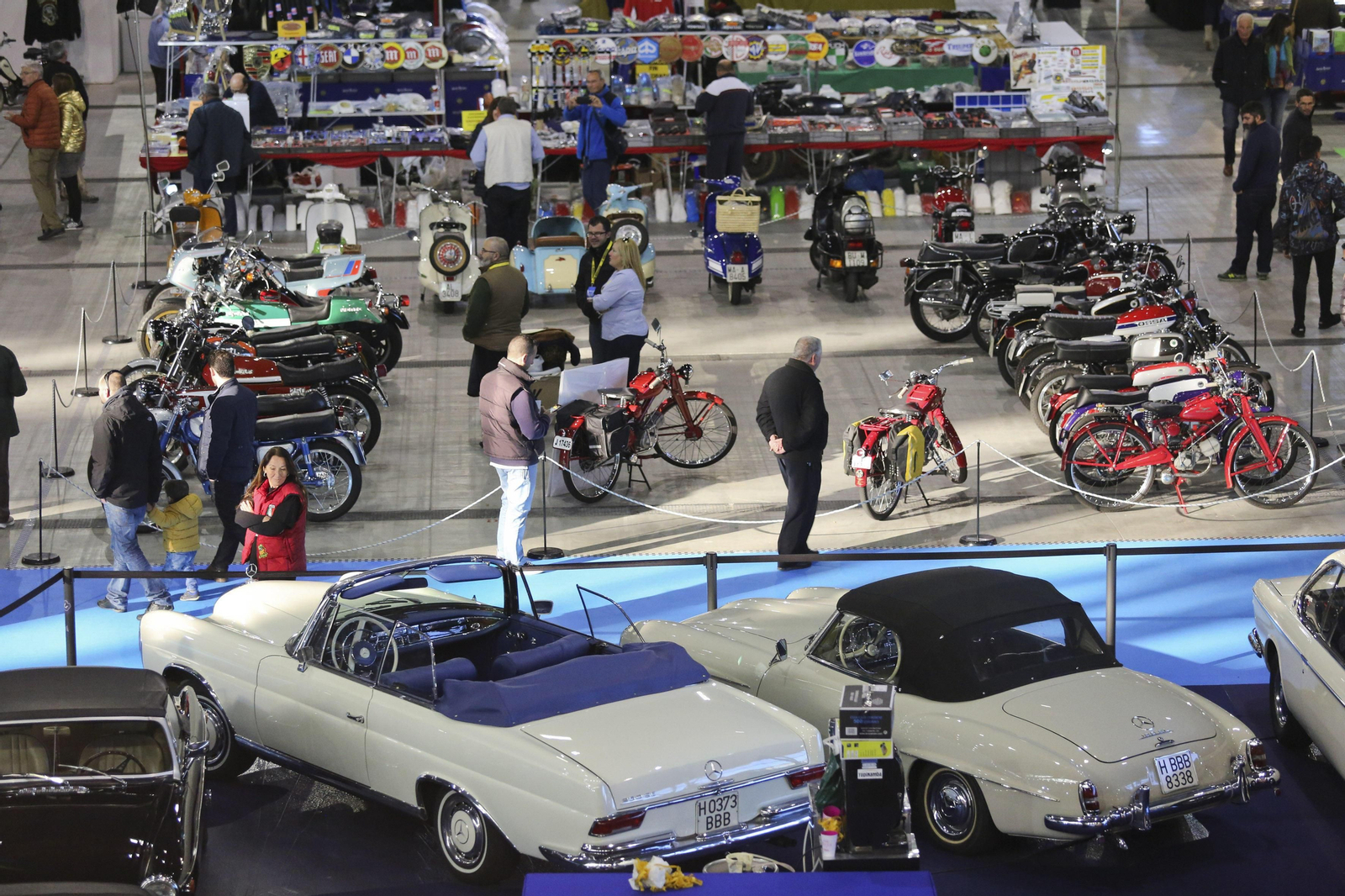 El Palacio de Ferias y Congresos engalanado con coches y motos antiguas este fin de semana.