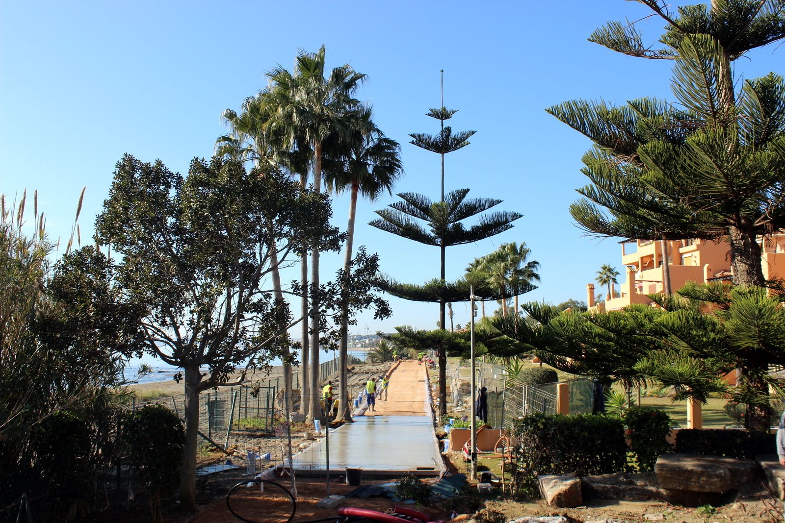 La senda litoral de Estepona avanza hacia el oeste, con obras en un nuevo tramo en Guadalobón.