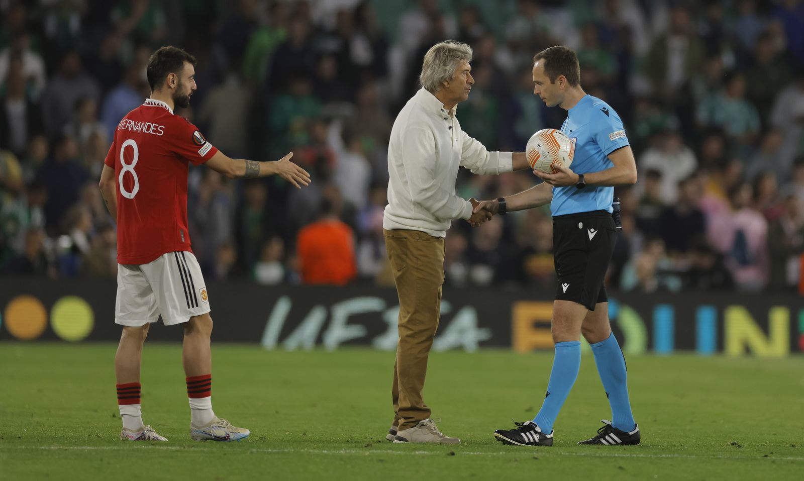 Pellegrini le da la mano al árbitro en presencia de Bruno Fernandes, una de los mejores del partido.