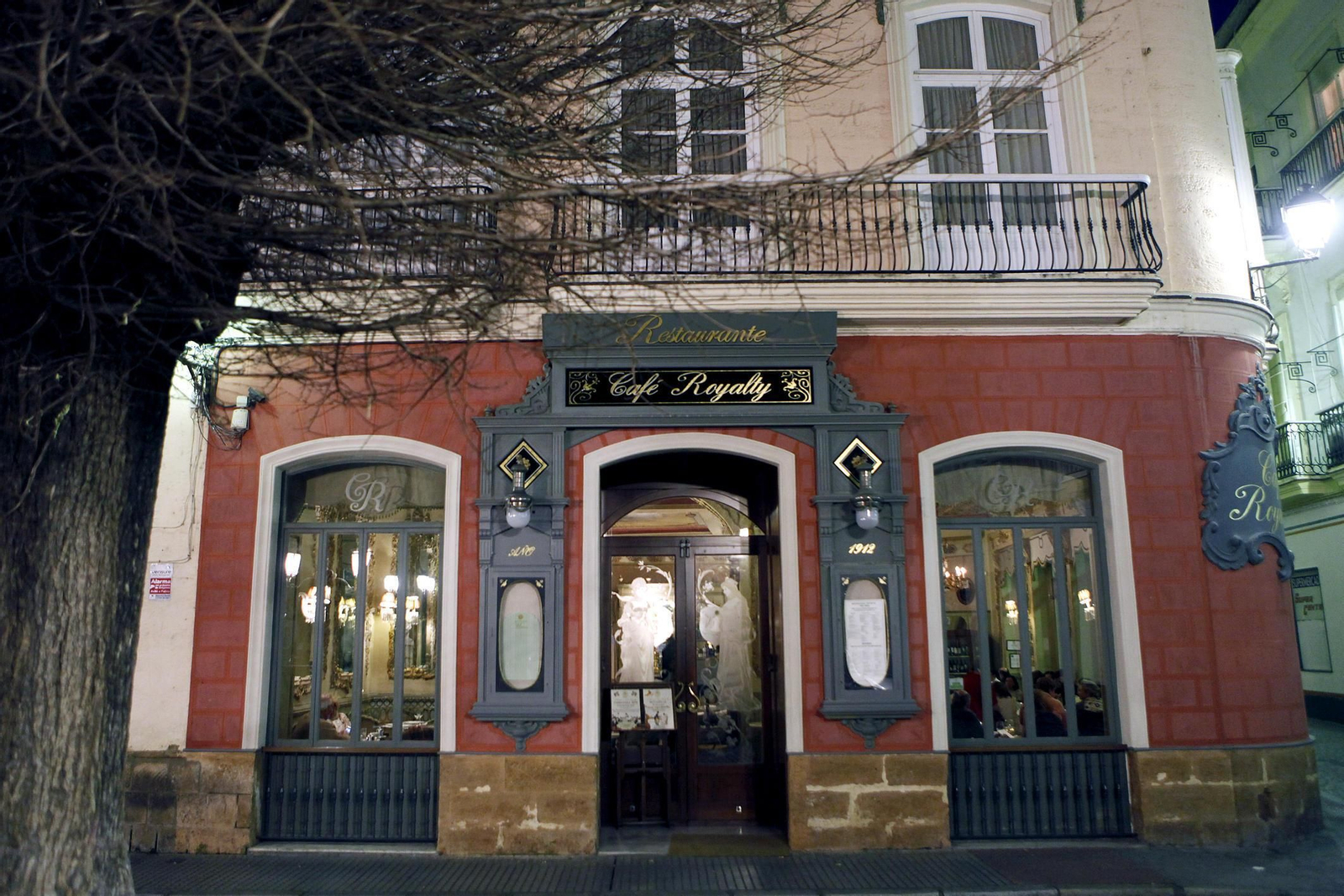 Fachada principal del Café Royalty.