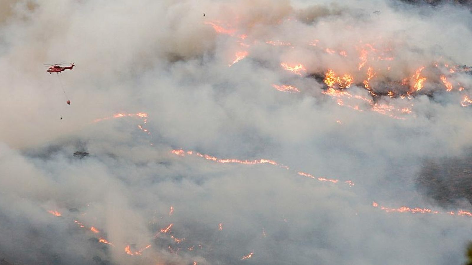 Un helicóptero intentando apagar el fuego en Sierra Bermeja. Un helicóptero intentando apagar el fuego en Sierra Bermeja.