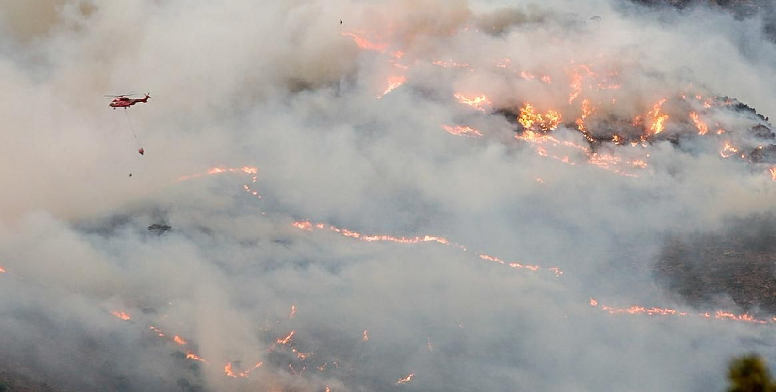 Un helicóptero intentando apagar el fuego en Sierra Bermeja. Un helicóptero intentando apagar el fuego en Sierra Bermeja.
