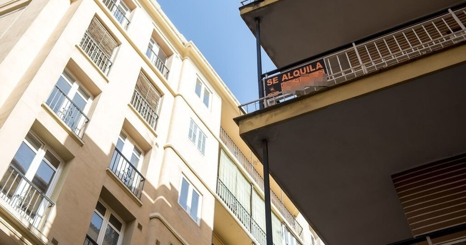 El cartel de 'Se Alquila' en la vivienda de un bloque de pisos en Sevilla.