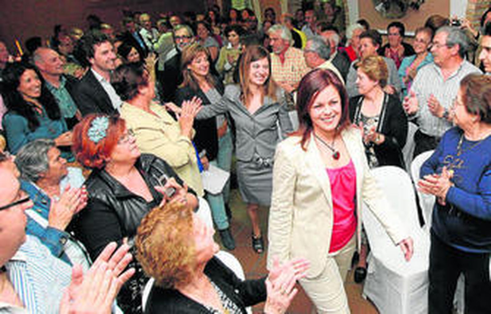 Ana Lirio, seguida de Bibiana Aído y Pilar Sánchez, ayer durante el acto de presentación.