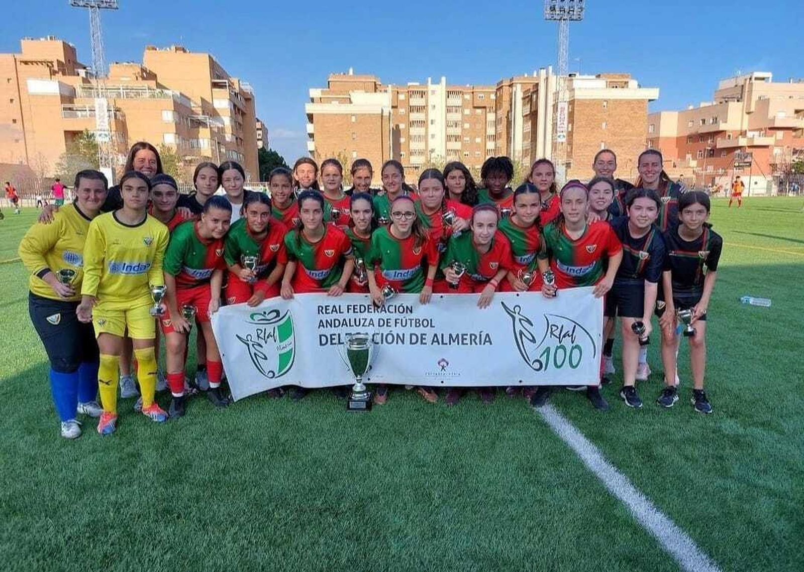Las jugadoras de Pavía posan con el título liguero obtenido la pasada temporada en el primer momento.