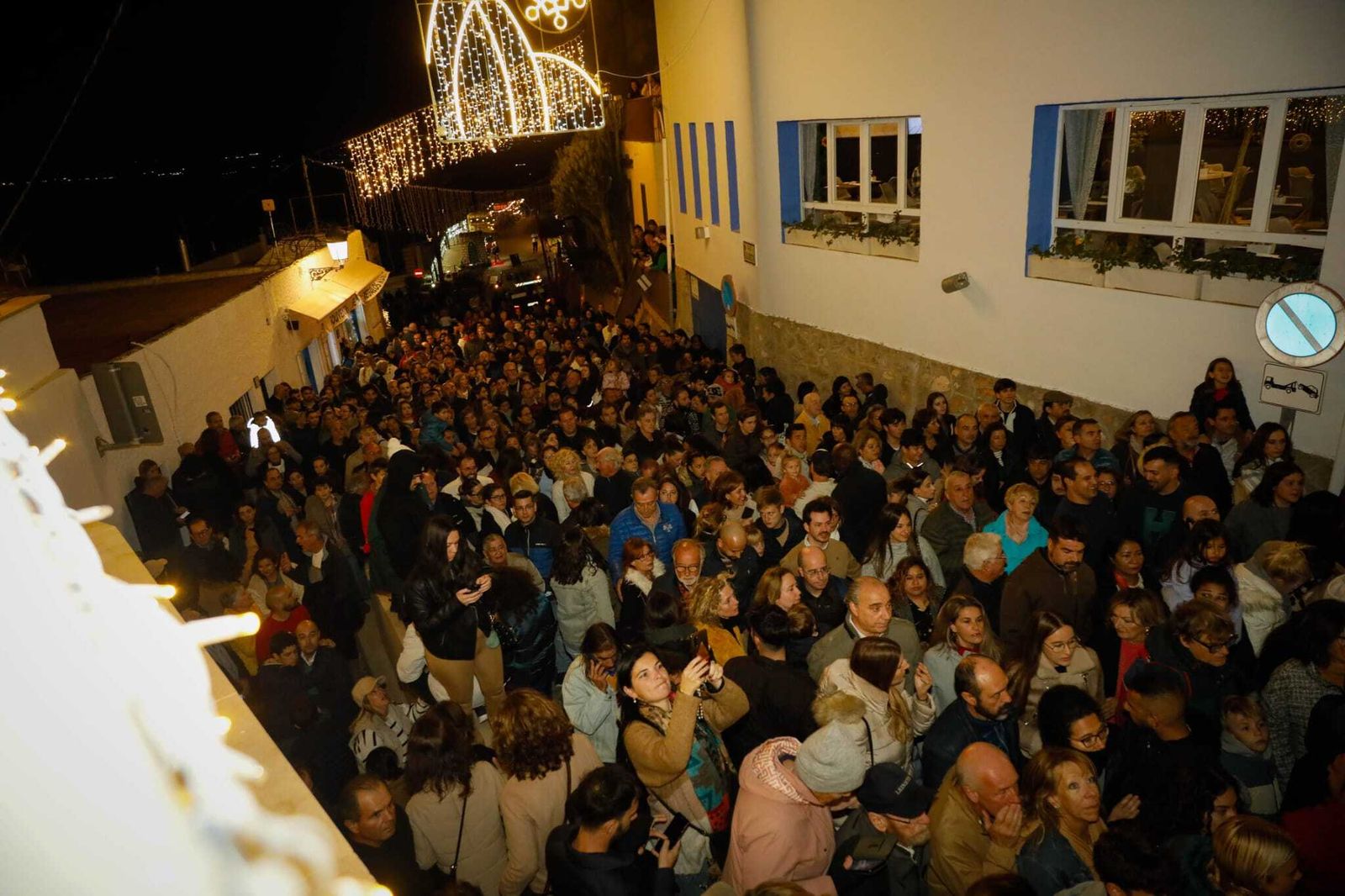 Las mejores imágenes de la iluminación navideña de Mojácar con las luces de Ferrero Rocher
