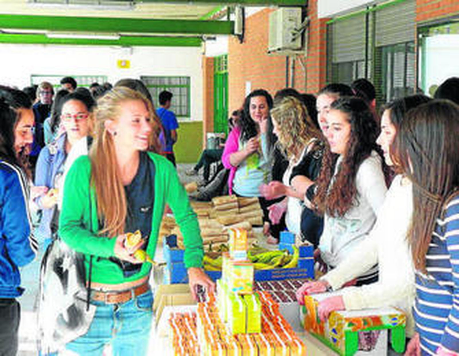 Bocadillos de jamón, fruta y zumo fueron las bases del desayuno.