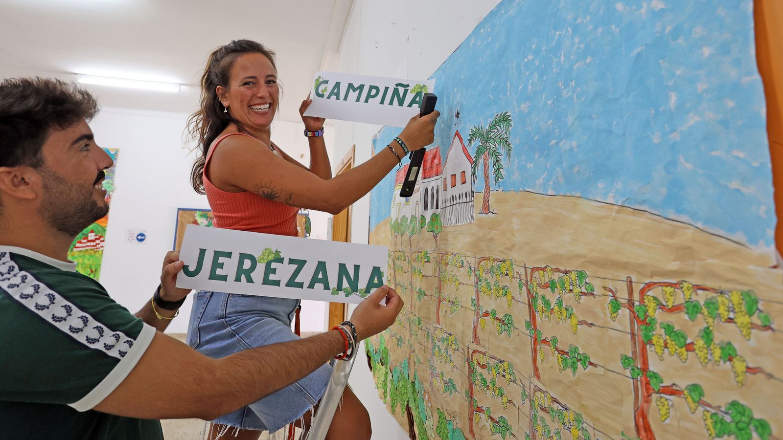 Varios docentes del Sagrada Familia, preparando la exposición.