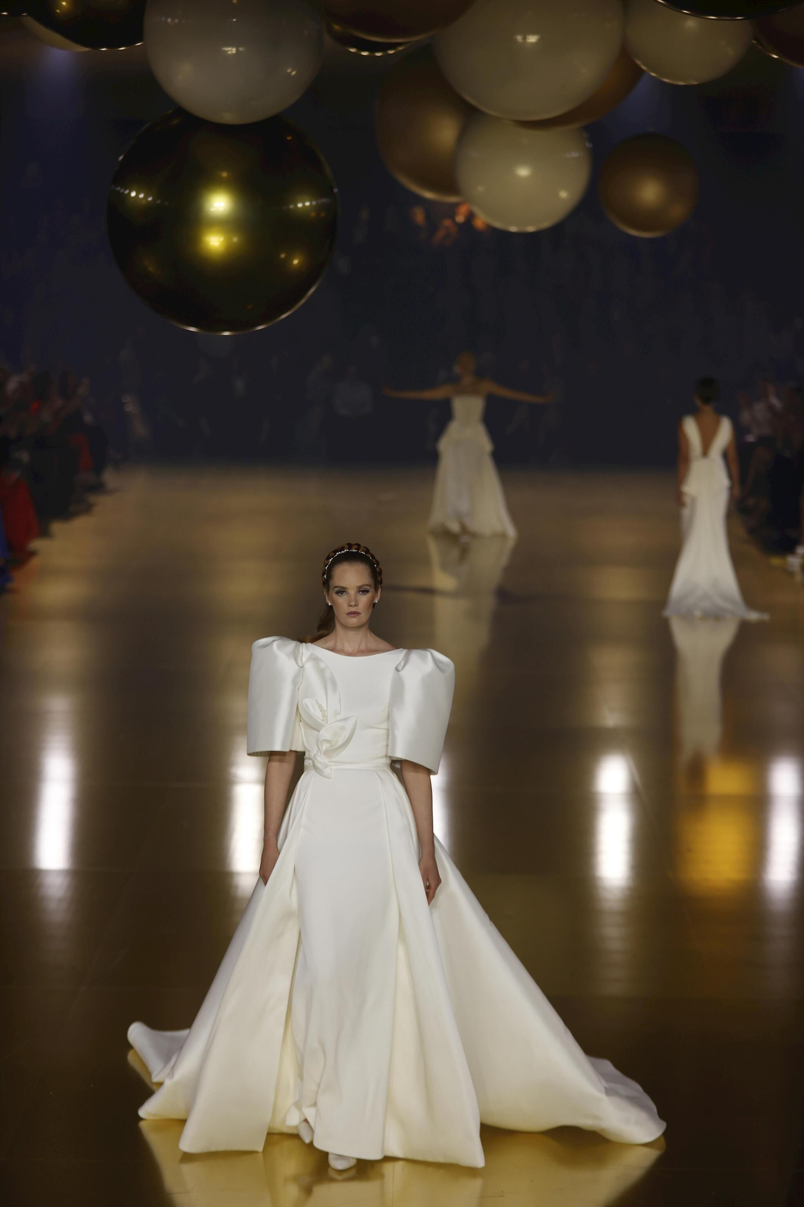 Diseño con grande volúmenes de Pronovias.