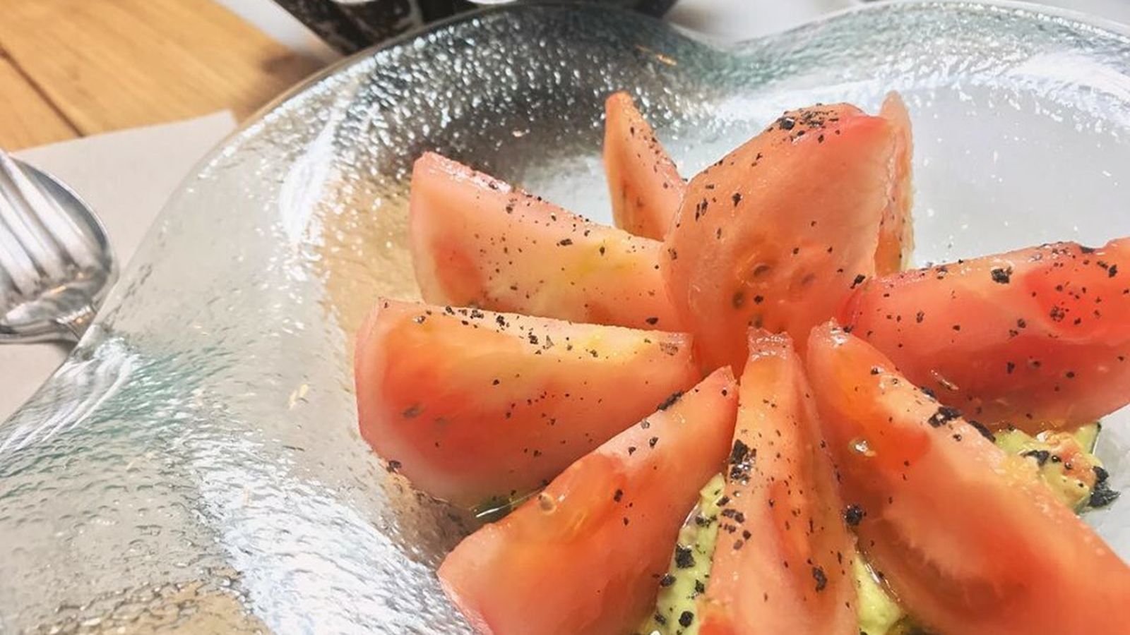 El tomate con vinagreta de aguacates, uno de los estrenos de la carta