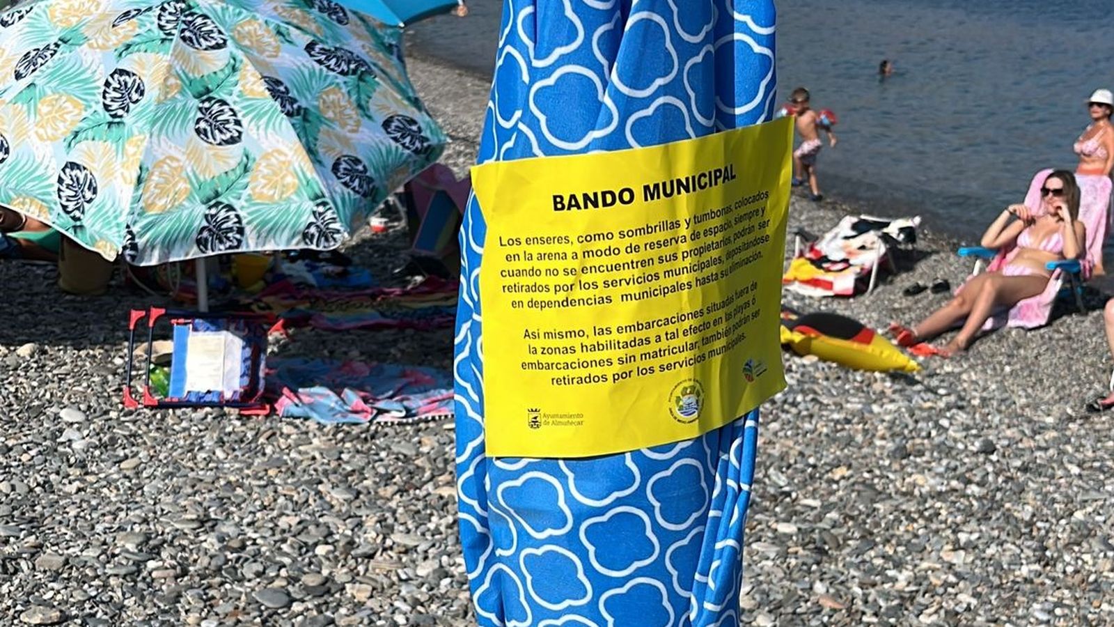 Imagen de la pegatina colocada en las sombrillas dejadas para guardar sitio