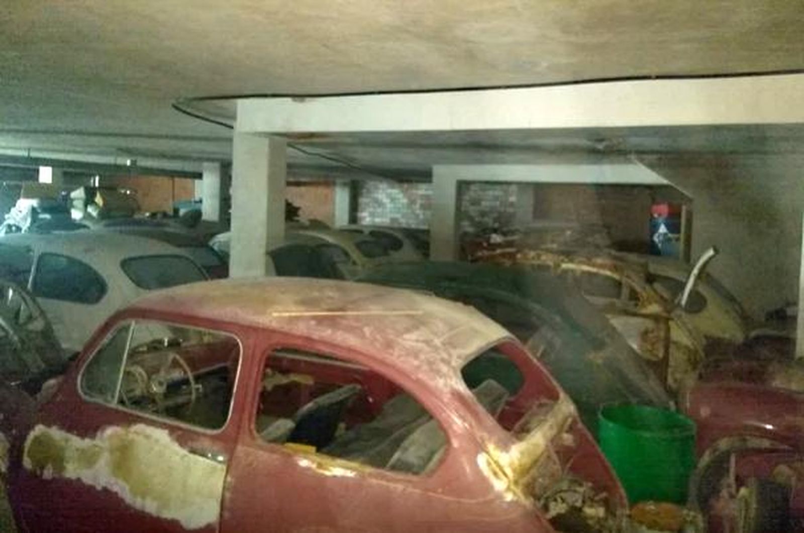 El lote de 29 SEAT 600 puesto en venta por un usuario en Wallapop