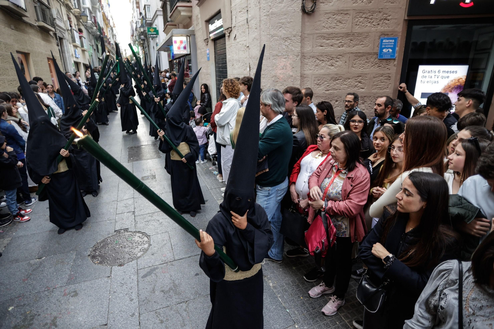 Las imágenes de la salida de Vera-Cruz en Cádiz en la Semana Santa 2023