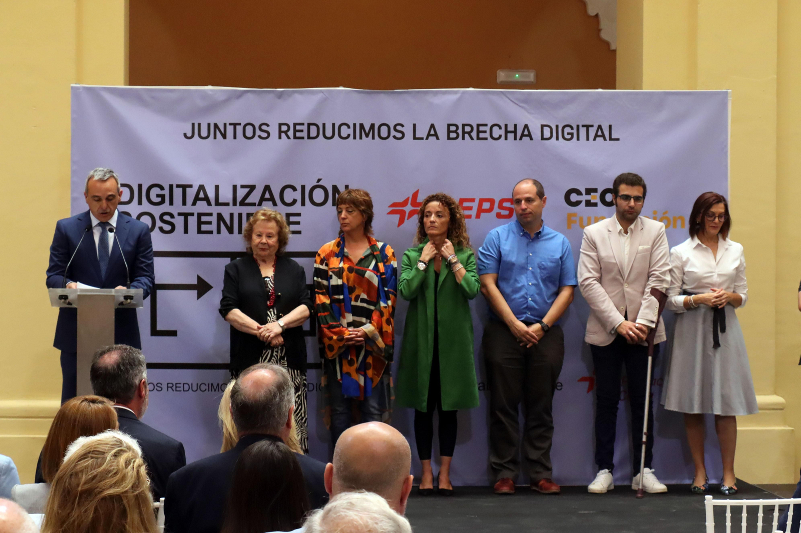 Entrega de ordenadores de Cepsa a colectivos vulnerables con la Fundación CEOE