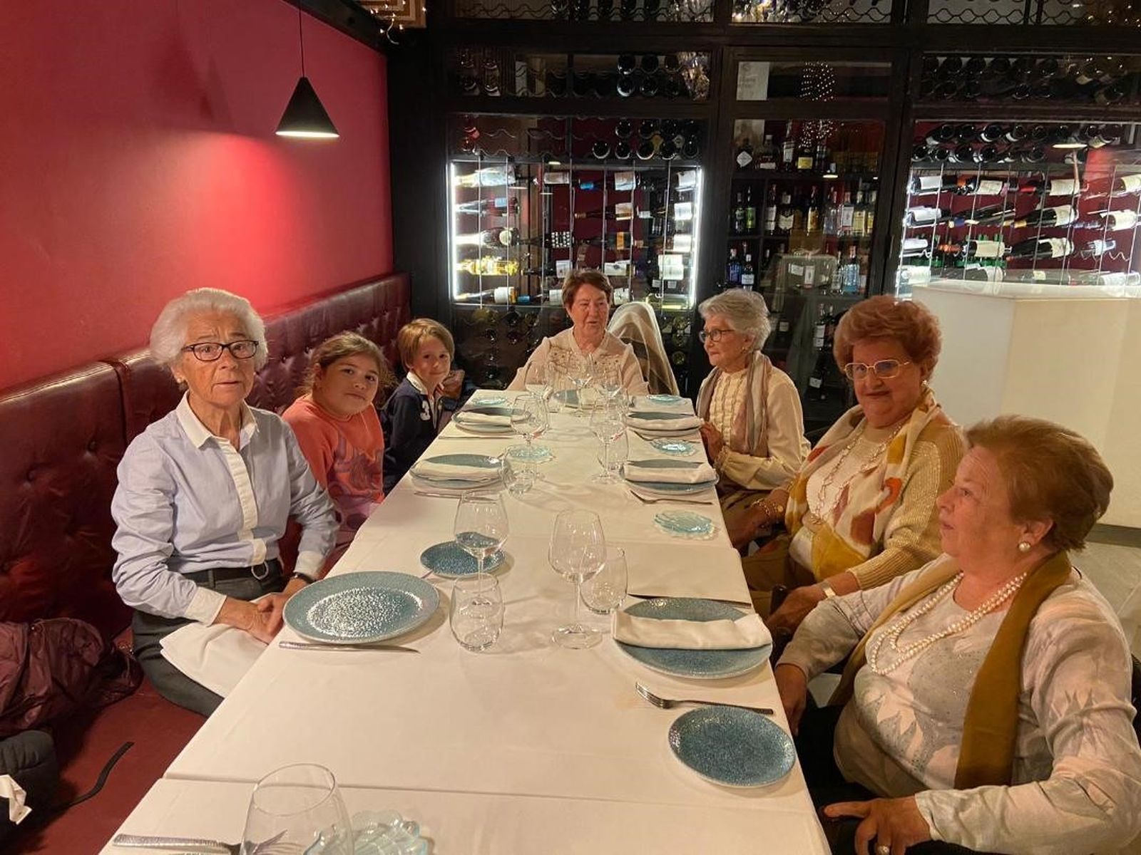 La homenajeada, Tere Gordon Laporte, durante la celebración de su 90 cumpleaños con Loli Laínez, Conchita Gutiérrez, Mamen Bocanegra, María de los Ángeles Téllez y sus sobrinos nietos.