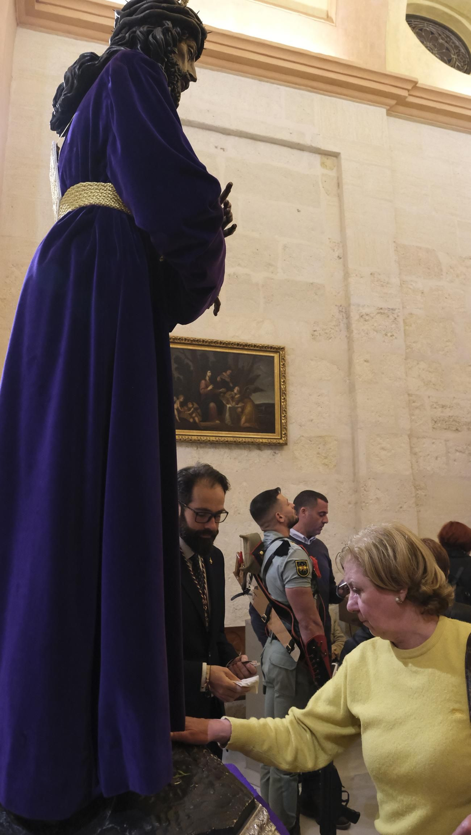 Imágenes del multitudinario besapiés del Cristo de Medinaceli en la Catedral de Almería