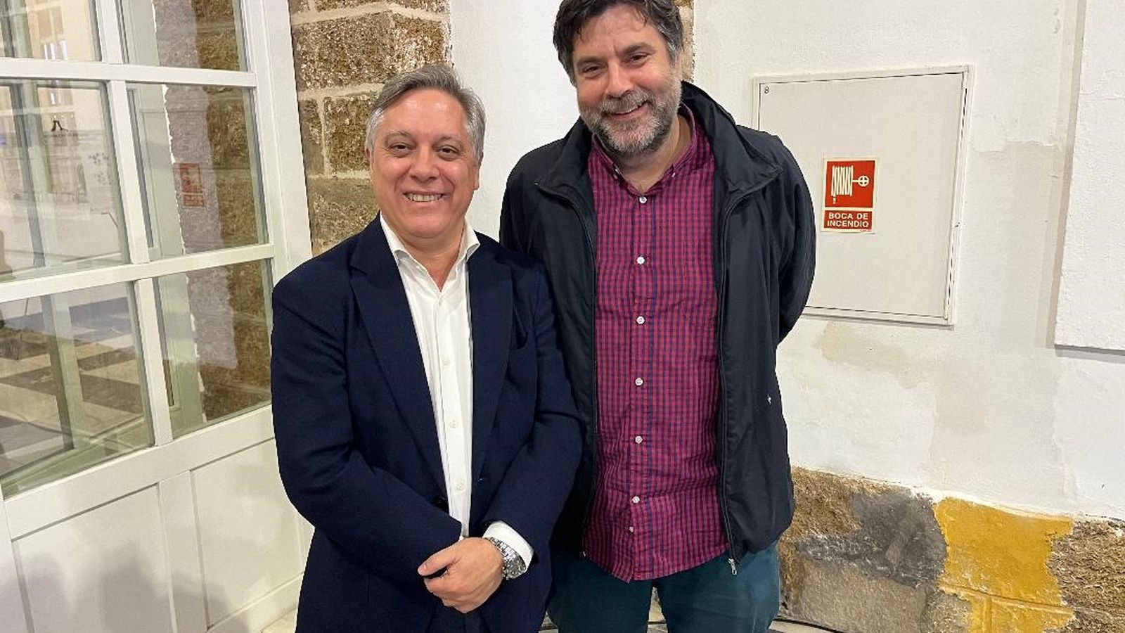 Óscar Torres con el pintor Pepe Baena tras finalizar el acto.