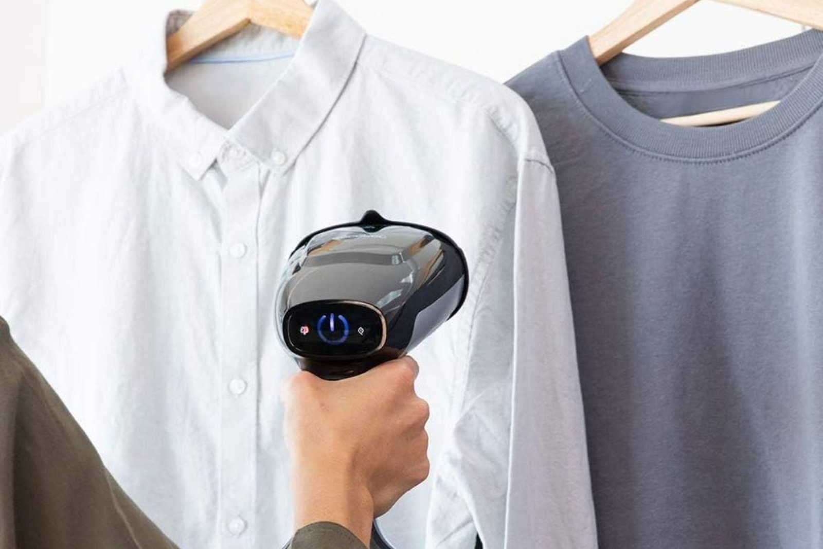 Esta plancha vertical de Cecotec te salvará en todos tus viajes ¡por menos de 30€!