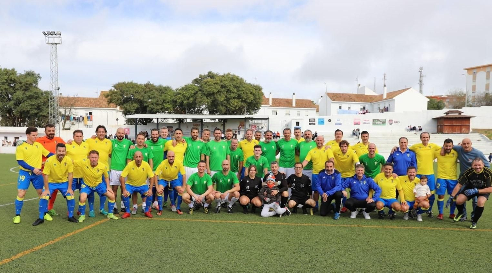 Posado de los equipos sobre el césped artificial de La Corredera.