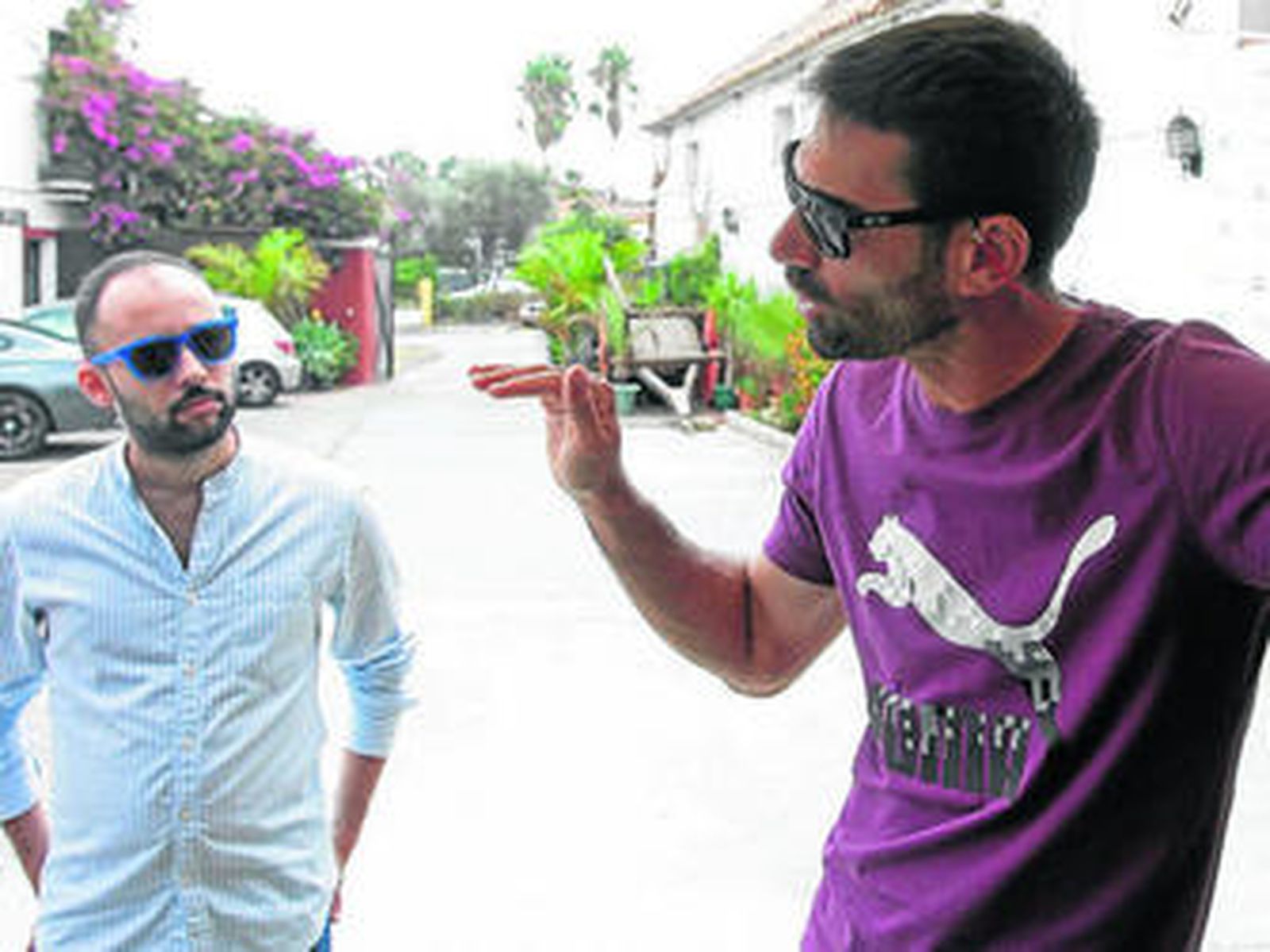 Álvaro Quirós habla ante Iñaki Borrego (i), ayer en El Cortijo de Guadacorte.