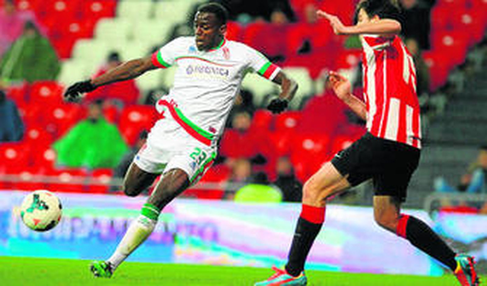 Pereira remata ante Iraola, que acabaría despejando el balón, en una de las pocas acciones ofensivas del Granada CF.