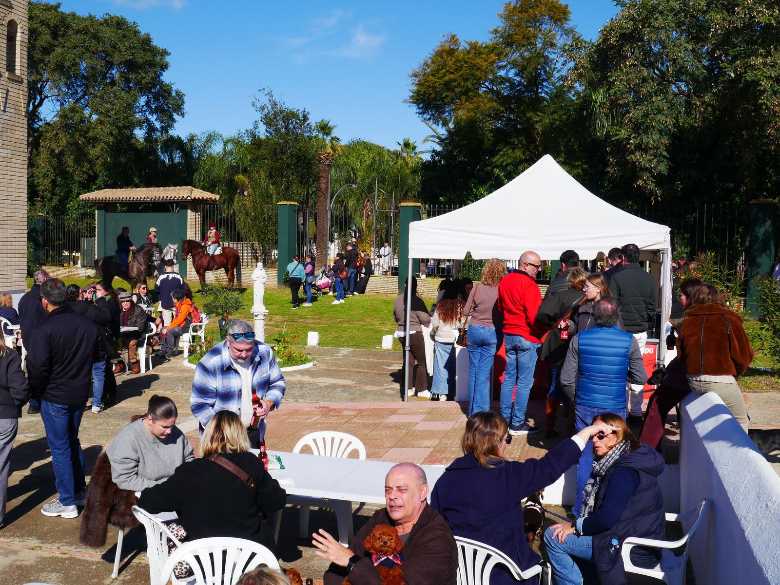 El ambiente familiar y festivo definió la convivencia en el entorno de la parroquia.