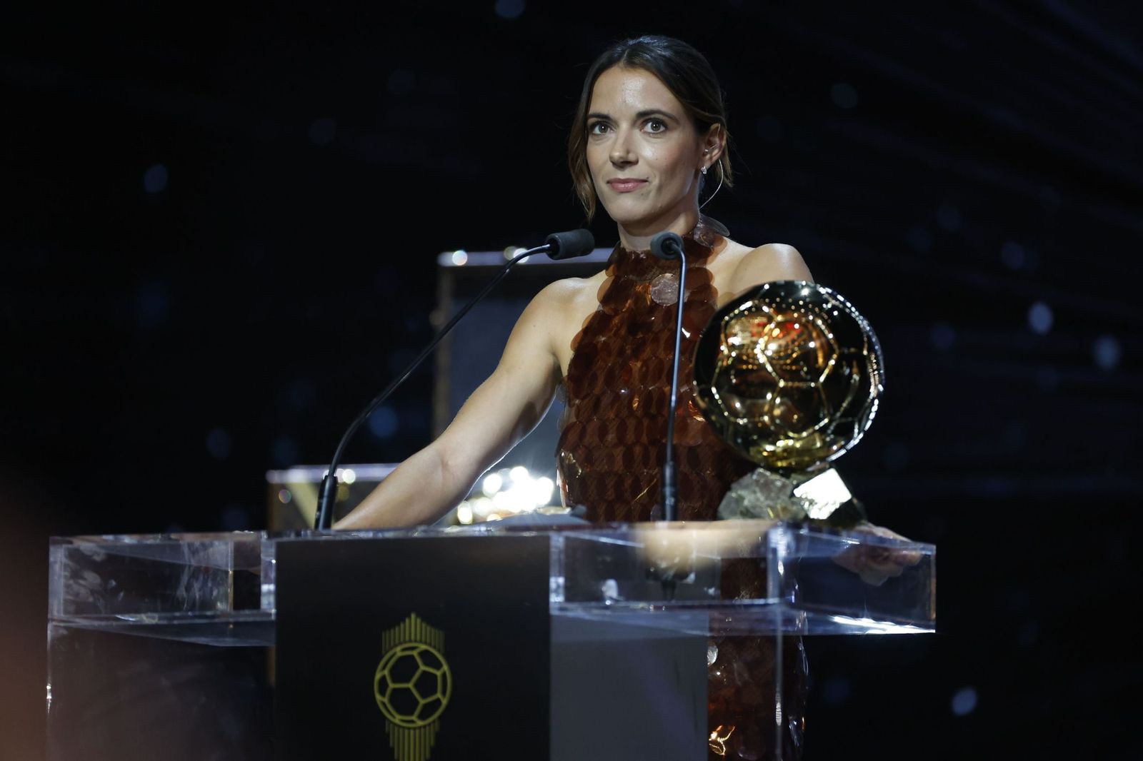 La centrocampista del FC Barcelona Aitana Bonmatí prolongó su reinado como la mejor futbolista del planeta al conquistar por tercer año consecutivo el Balón de Oro, un hito inédito hasta la fecha. La jugadora también conquistó después su tercer premio "The Best" de la FIFA, tras celebrar con su club en 2025 el triplete español -Liga F, Copa de la Reina y Supercopa-, antes del subcampeonato en la Eurocopa de Suiza con España.