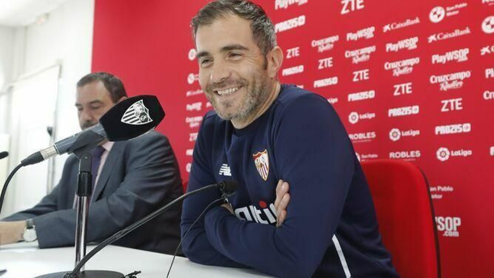 Maresca, ante la prensa durante su etapa en el cuerpo técnico de Vincenzo Montella.