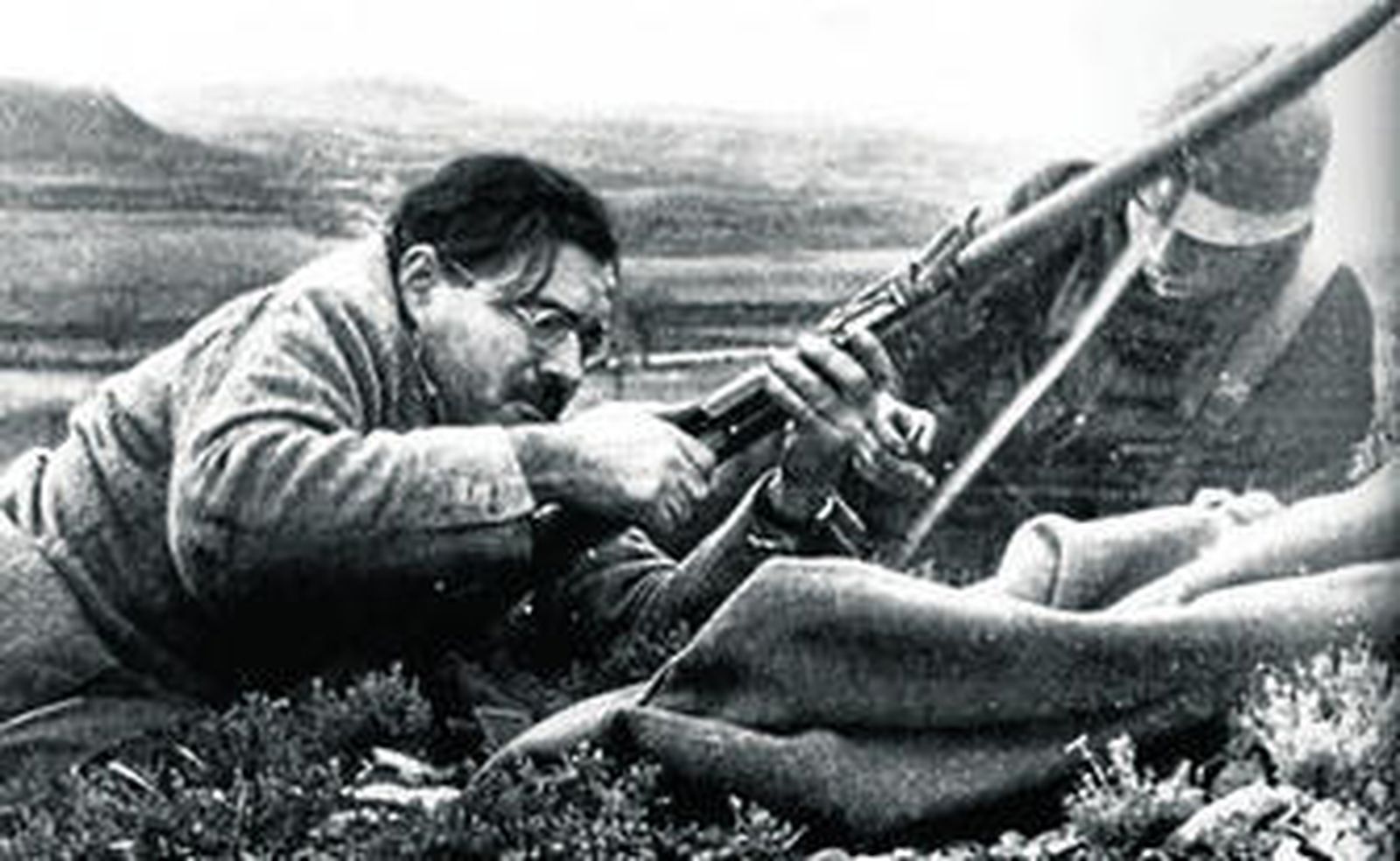 Ernest Hemingway, en el frente, junto a un soldado republicano.