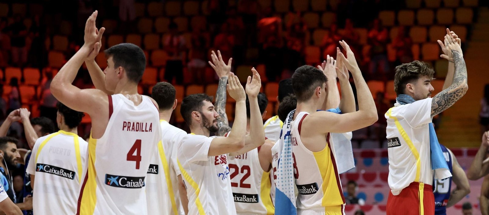 Los jugadores españoles aplauden al público tras su triunfo sobre Chipre.