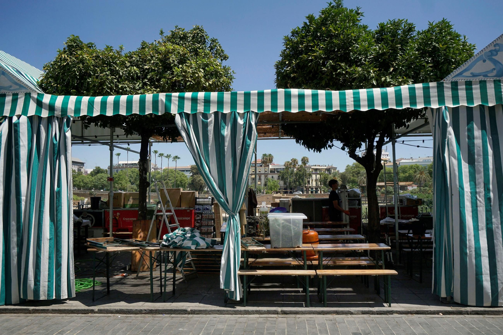 Últimos preparativos para el arranque de la Velá de Triana 2025